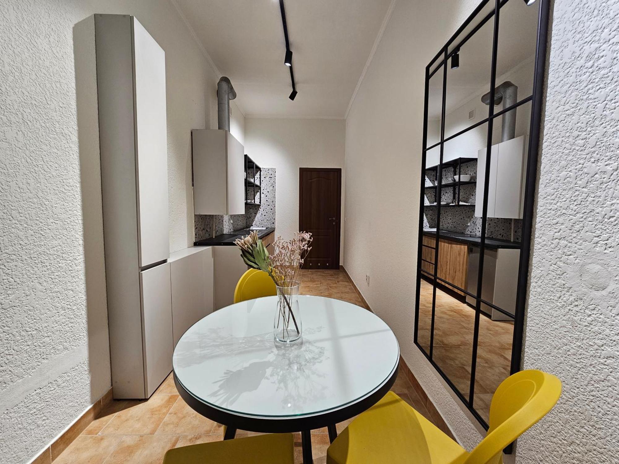 Apartment On Kyryla & Mefodia