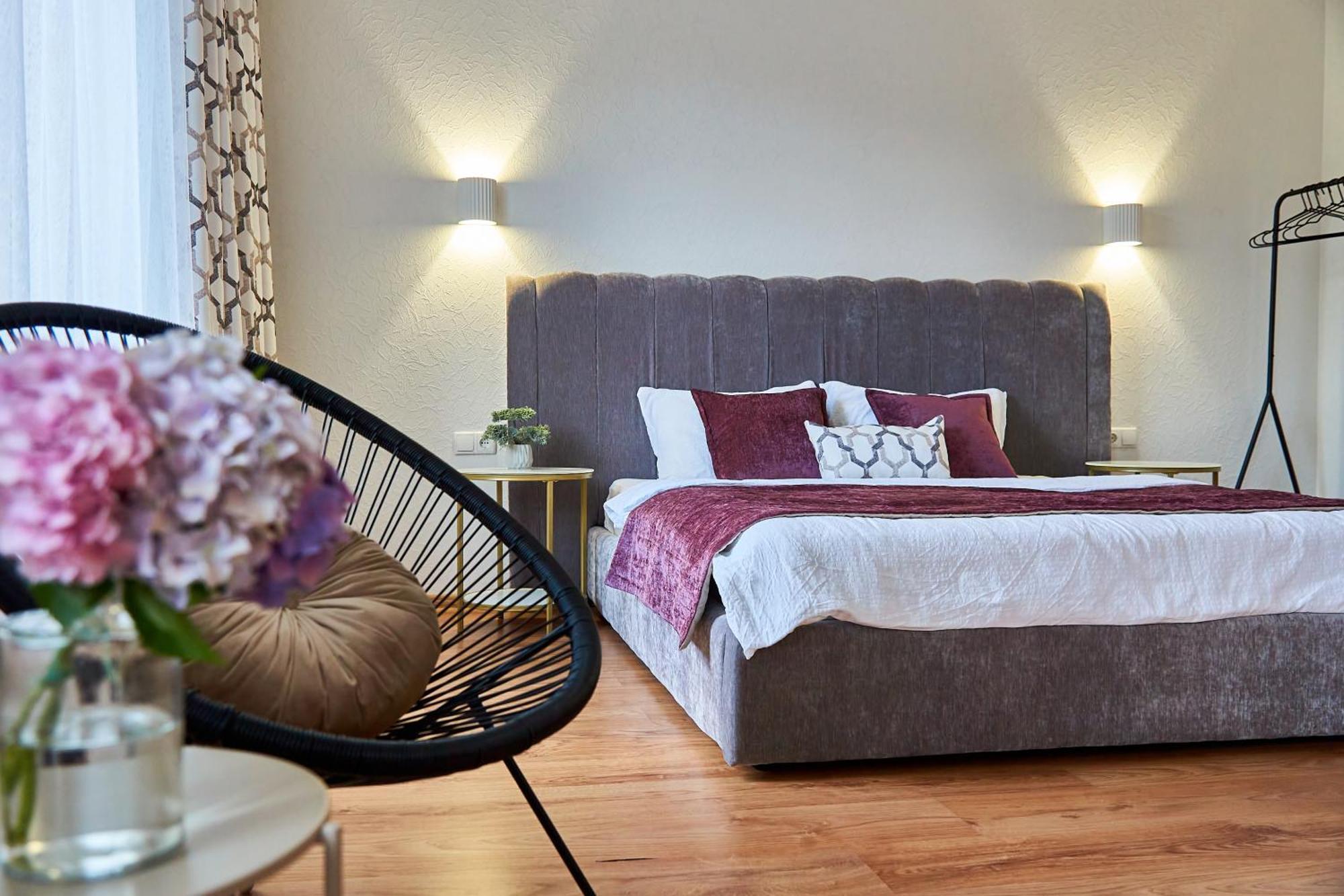 Apartment On Kyryla & Mefodia