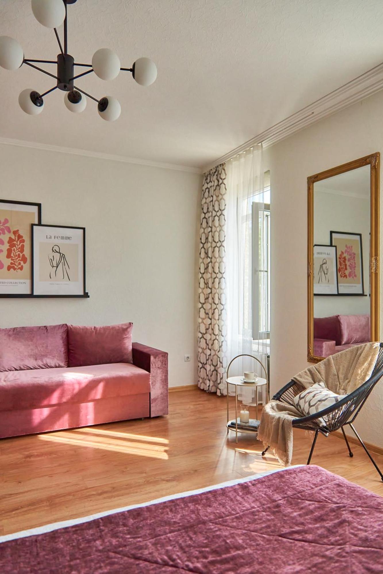 Apartment On Kyryla & Mefodia